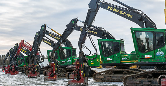 A line-up of John Deere dangle head processor’s at Ritchie Bros. Prince George auction. A line-up of John Deere dangle head processor’s at Ritchie Bros. Prince George auction.